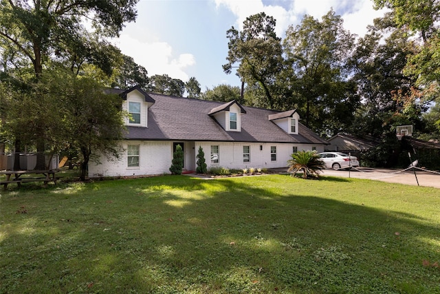 cape cod-style house featuring a front lawn