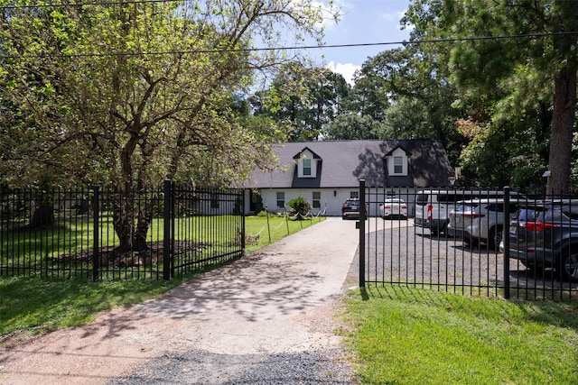 view of front of property featuring a front lawn