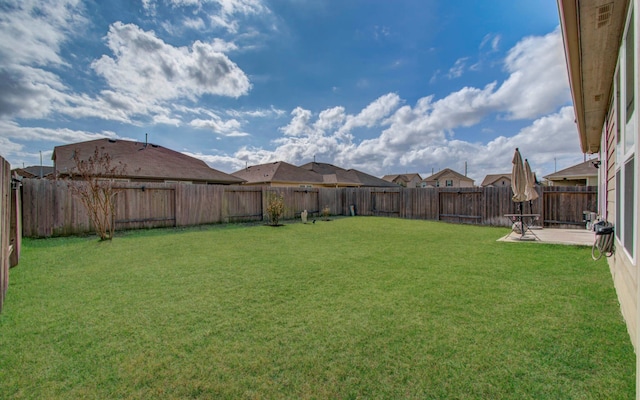 view of yard featuring a patio area