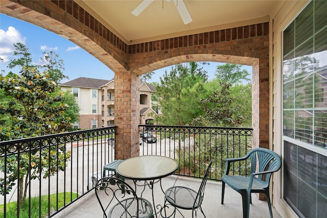 balcony featuring ceiling fan