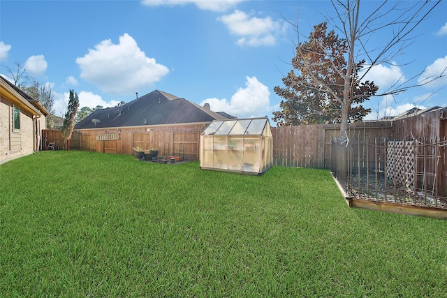 view of yard with an outbuilding