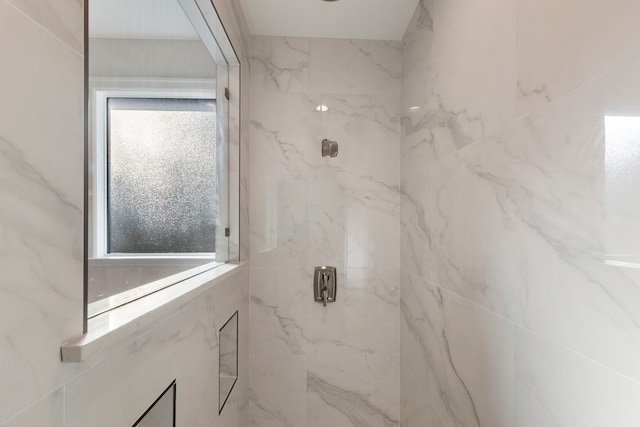 bathroom featuring a tile shower