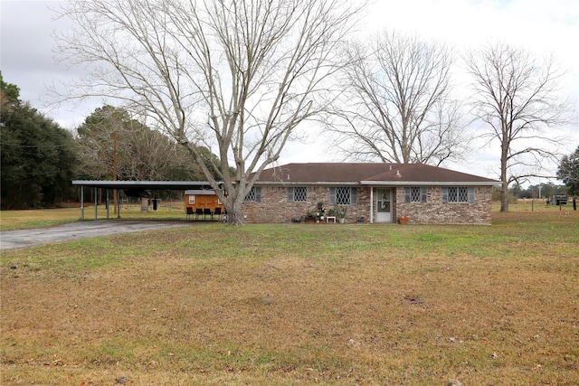 view of front of property featuring a front lawn and a carport