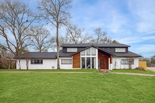 view of front of home with a front lawn