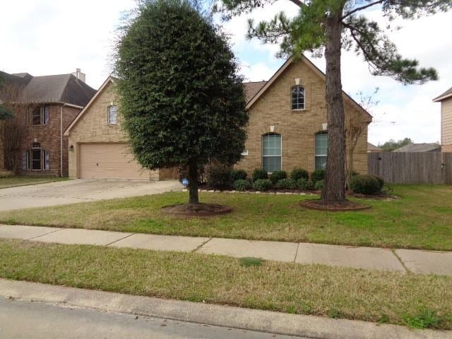 view of front of house featuring a garage and a front yard