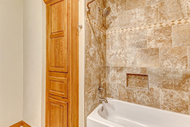 bathroom with tiled shower / bath