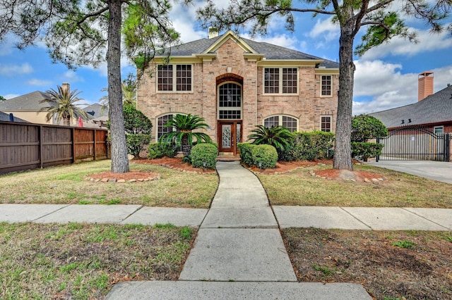 view of front of property featuring a front lawn