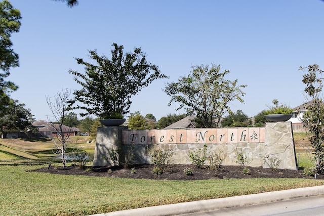 community sign with a lawn