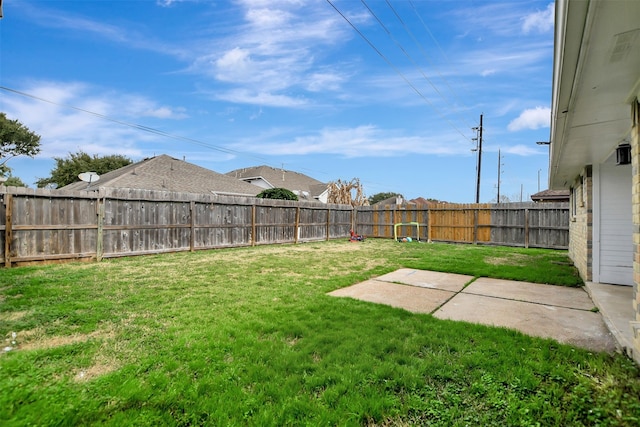 view of yard featuring a patio area