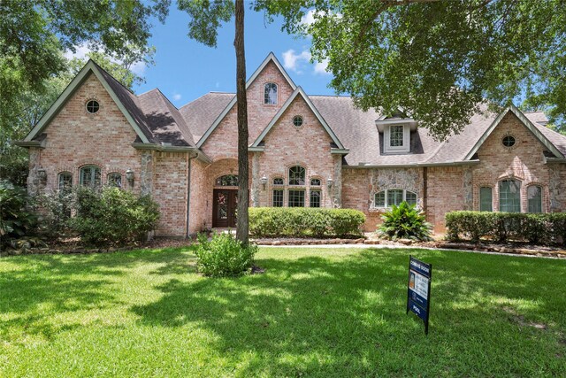 view of front of property featuring a front yard