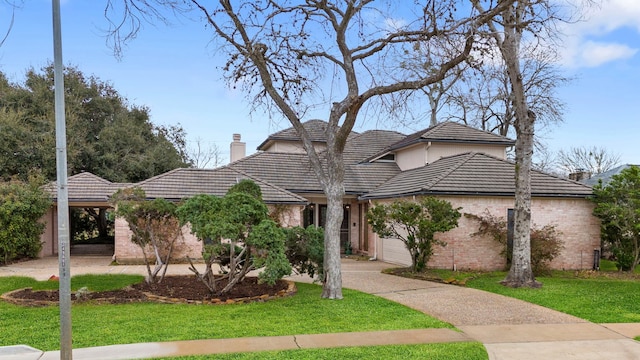 view of front facade featuring a garage and a front yard