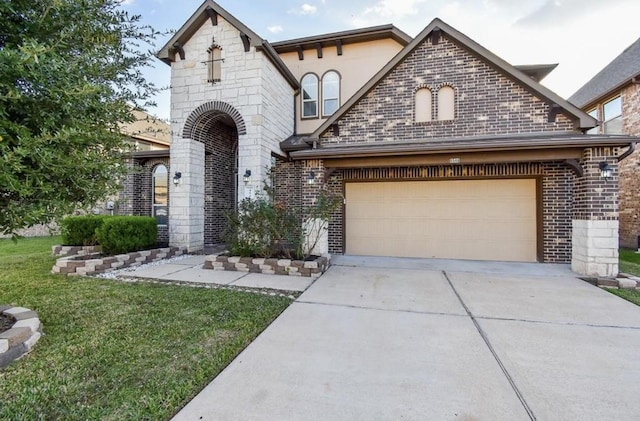 view of front of home featuring a front lawn