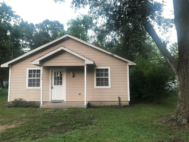 back of house featuring a lawn