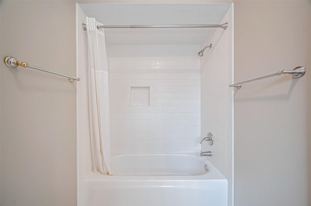 bathroom featuring shower / bath combo