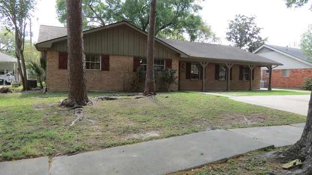 ranch-style house featuring a front lawn