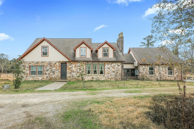 view of front of property with a front lawn