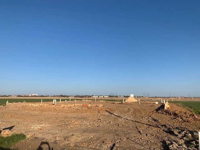 view of yard featuring a rural view