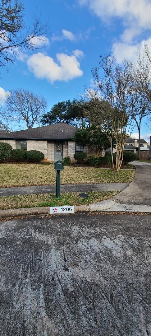 view of front of property with a front lawn