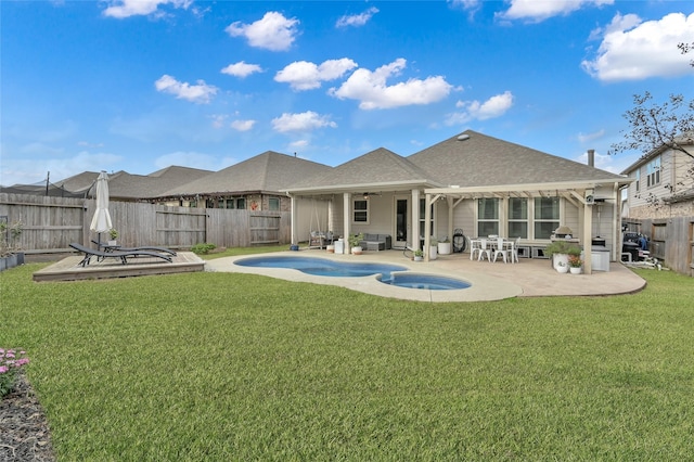 back of property with a patio area, a yard, a pergola, ceiling fan, and a swimming pool with hot tub