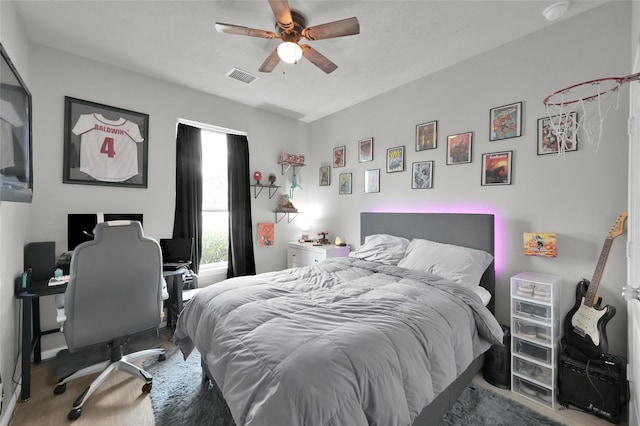 bedroom with ceiling fan