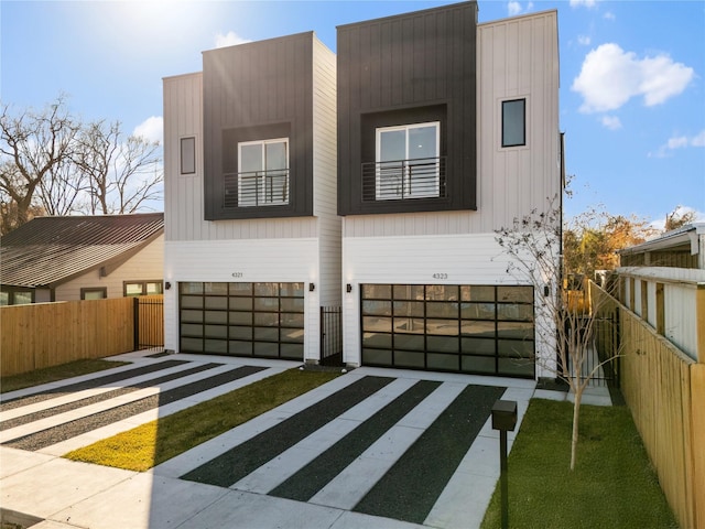 view of front facade featuring a garage