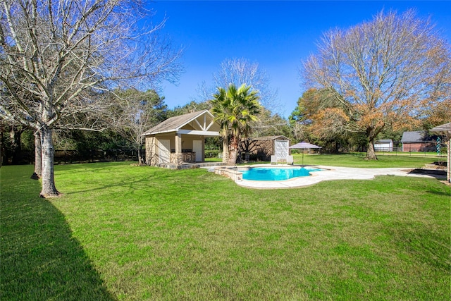 view of yard featuring a storage shed