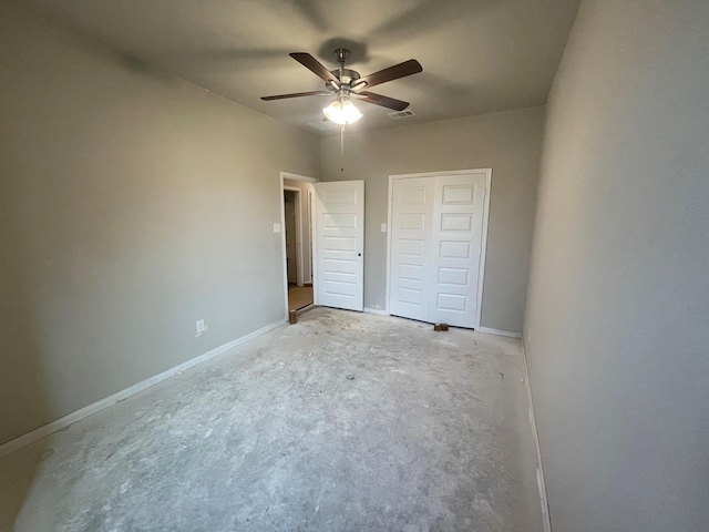 unfurnished bedroom with ceiling fan and a closet