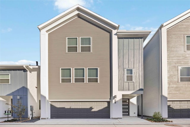 view of front facade featuring a garage