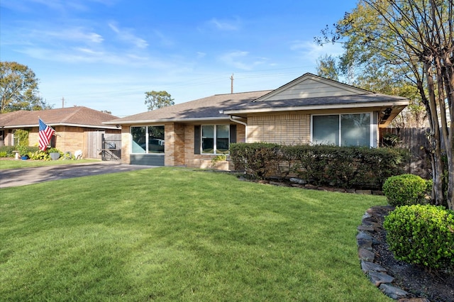 single story home featuring a front lawn