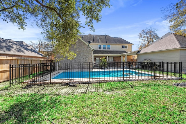 view of swimming pool with a yard