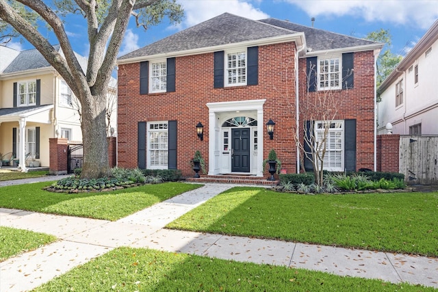 colonial house featuring a front lawn