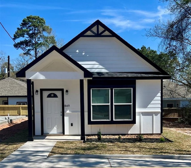 view of front facade with fence