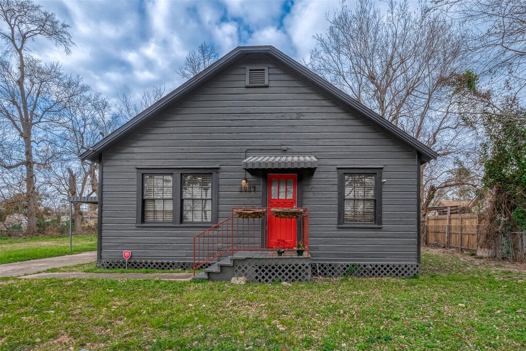 1017 Yorkshire St, Houston, TX 77022 - bungalow-style house featuring a front lawn
