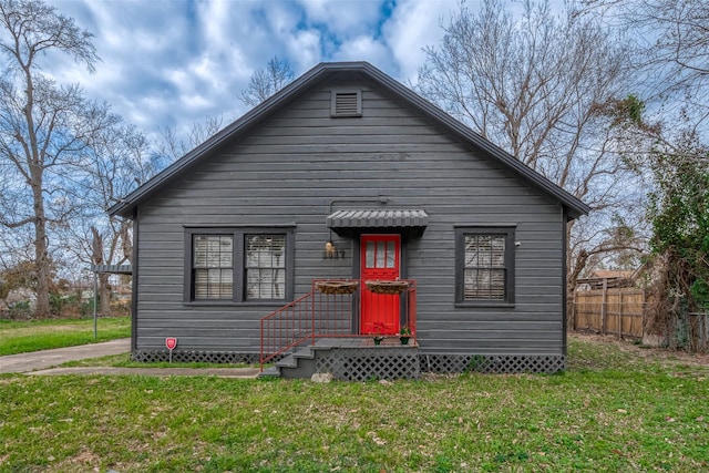 bungalow-style house featuring a front lawn