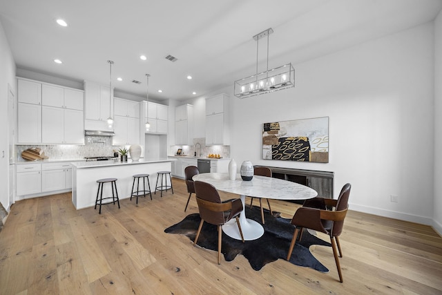 dining room featuring recessed lighting, light wood-style floors, visible vents, and baseboards