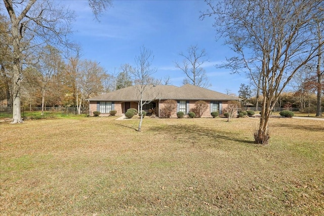 view of front of home featuring a front lawn