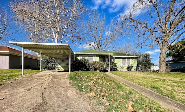 view of front of home with a carport and a front yard