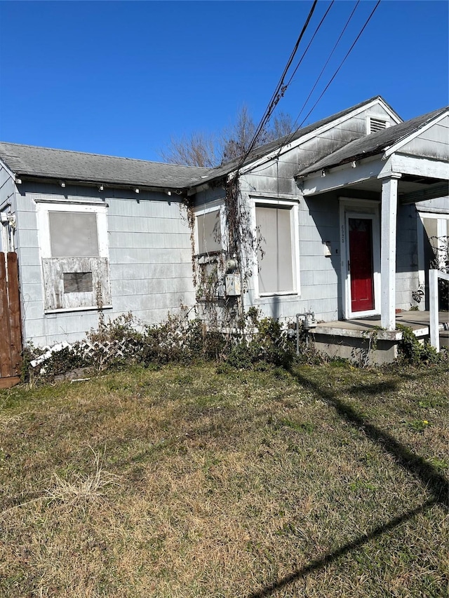 view of side of property featuring a yard