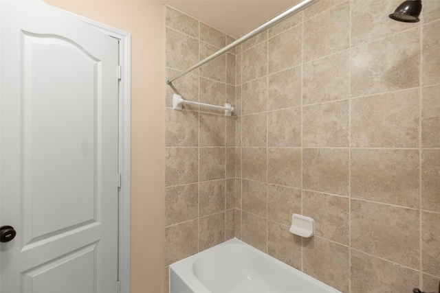 bathroom featuring tiled shower / bath