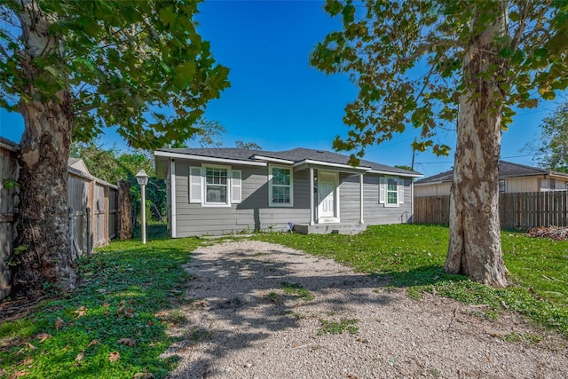 view of front of home featuring a front lawn