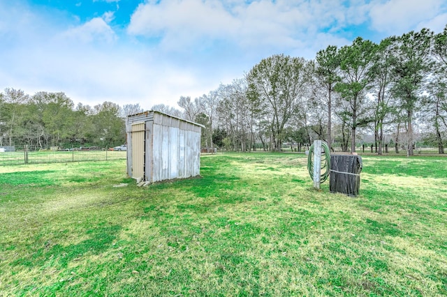 view of yard with an outbuilding