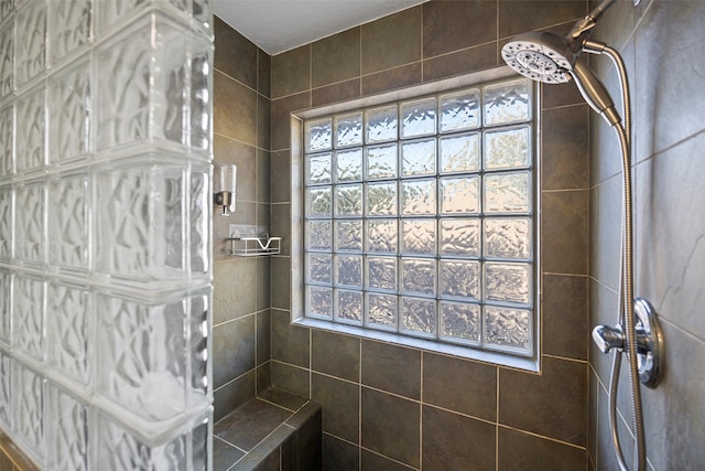 bathroom featuring a healthy amount of sunlight and tiled shower