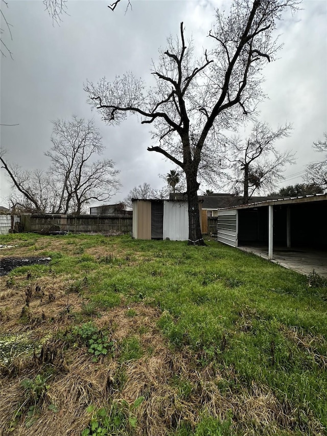 view of yard featuring an outbuilding