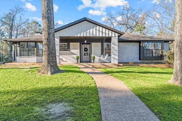 view of front of property featuring a front yard