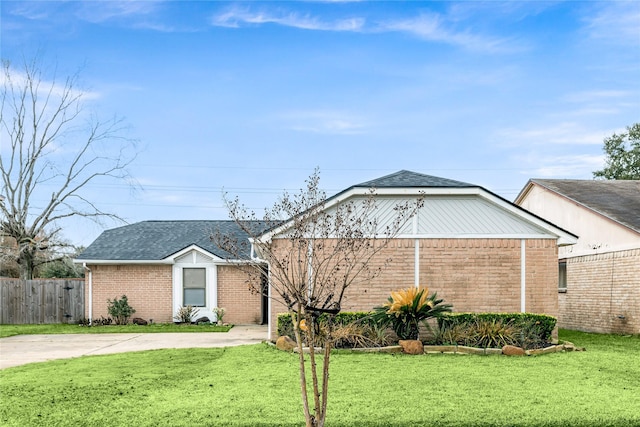 ranch-style house featuring a front yard