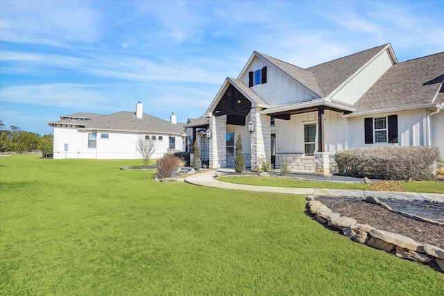 view of front of property featuring a front lawn