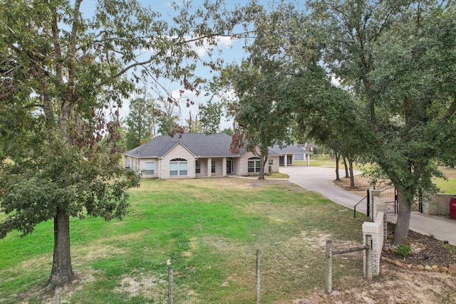 view of front of home featuring a front yard