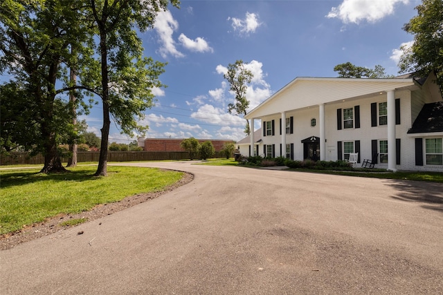 view of front facade featuring a front lawn