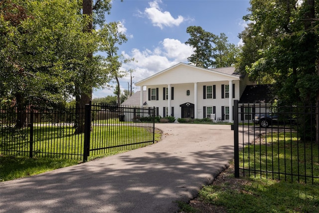 view of front of property featuring a front yard