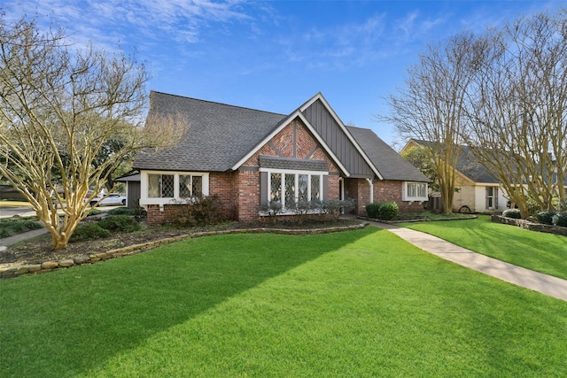 view of front of property with a front yard